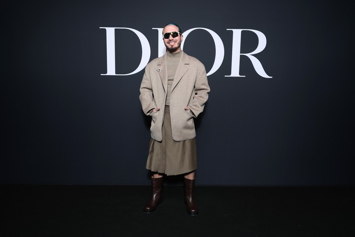 Kilt tampaknya akan jadi tren tersendiri di ranah busana pria. J-Balvin jadi selebriti pria lain yang turut mengenakan busana khas Skotlandia tersebut di acara Dior. Foto: Getty Images for Christian Dior/Pascal Le Segretain
