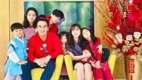 <p>Joe Taslim, aktor tampan yang satu ini juga merayakan Hari Raya Imlek bersama keluarga. Joe Taslim pun membagikan kebersamaannya bersama keluarga melalui<em> Instagram stories</em>-nya, Bunda. "Selamat Merayakan Hari Raya Imlek buat semua yg merayakan," tulisnya. (Foto: Instagram@joe_taslim)</p>