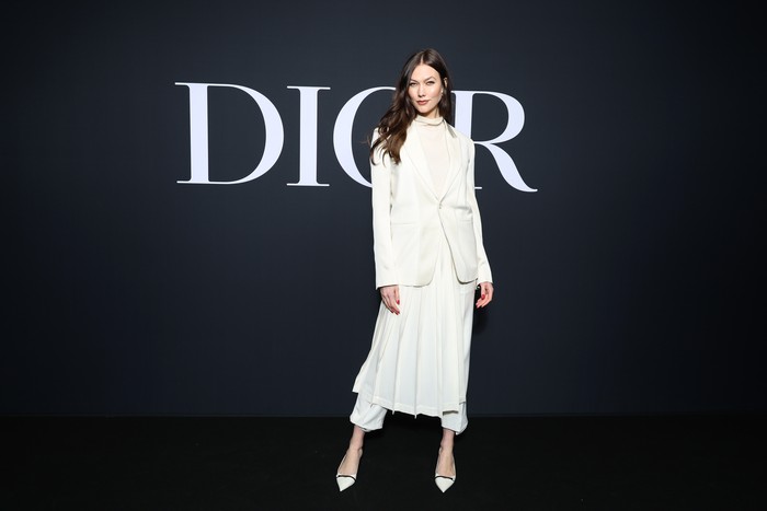 Gaya serupa juga turut diadopsi Karlie Kloss dengan setelan jas putihnya di mana memberi kesan feminin dan modern. Foto: Getty Images for Christian Dior/Pascal Le Segretain
