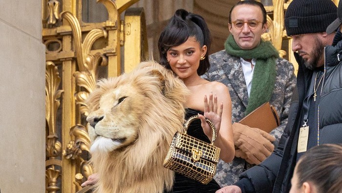 img-title Momen Viral di Peragaan Haute Couture, dari Kontroversi Gaun Kylie Jenner hingga Koleksi Nyeleneh Viktor & Rolf