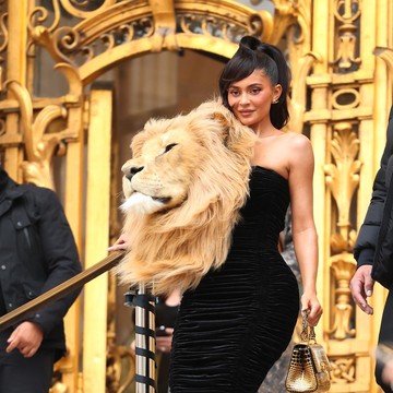 Fakta di Balik Gaun Kepala Singa yang Dipakai Kylie Jenner saat Nonton Fashion Show! Ternyata...