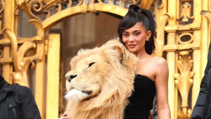 Fakta di Balik Gaun Kepala Singa yang Dipakai Kylie Jenner saat Nonton Fashion Show! Ternyata...