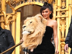 Kylie Jenner Goes Wild! Pakai Gaun Berkepala Singa di Paris Fashion Week