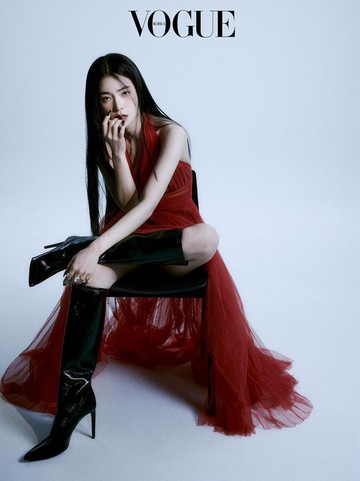 Tampil Fierce, Simak Gaya Aktris Cantik Lim Ji Yeon di Pemotretan Bersama Vogue Korea