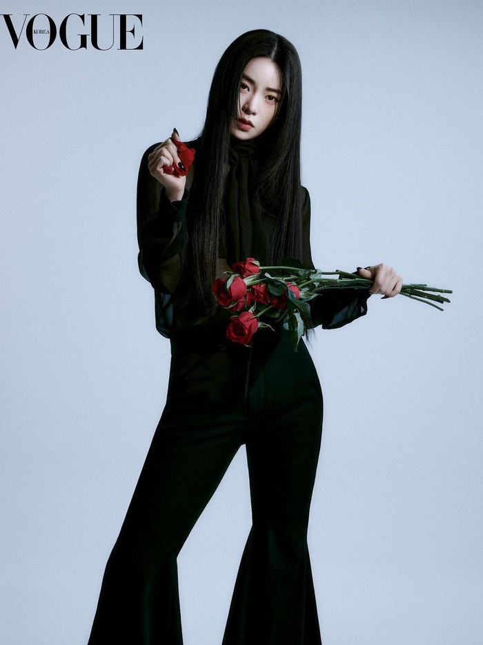 Didominasi warna hitam dan merah, visual aktris berusia 32 tahun tersebut memancarkan aura yang misterius dan berkelas sekaligus./ Foto: instagram.com/limjjy2