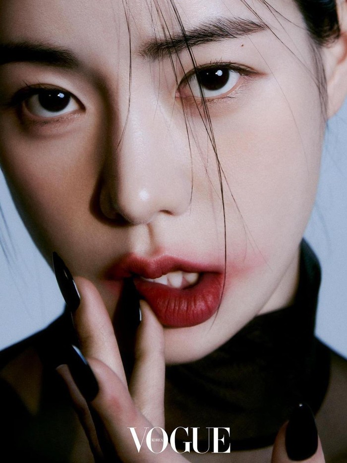 Di salah satu potret close up Lim Ji Yeon, sang aktris tampil dengan warna lipstik merah terang dengan sedikit kesan 'messy'./ Foto: instagram.com/limjjy2