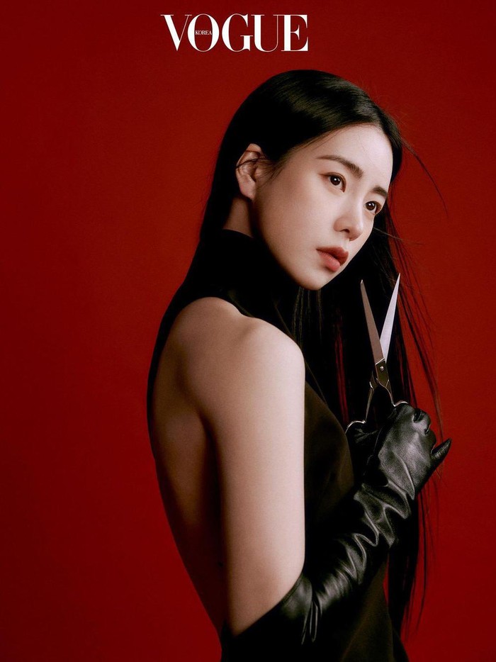 Dalam salah satu pose di pemotretannya bersama Vogue Korea, Lim Ji Yeon menampilkan gaya 'fierce' dengan menampilkan gunting sebagai properti./ Foto: instagram.com/limjjy2