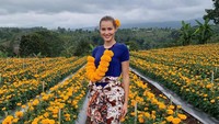 Kisah Bule Rumania Senang di Indonesia, Ikut Pasukan Oranye Bersihkan Sampah
