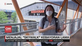 VIDEO: Menjajal Skywalk Kebayoran Lama