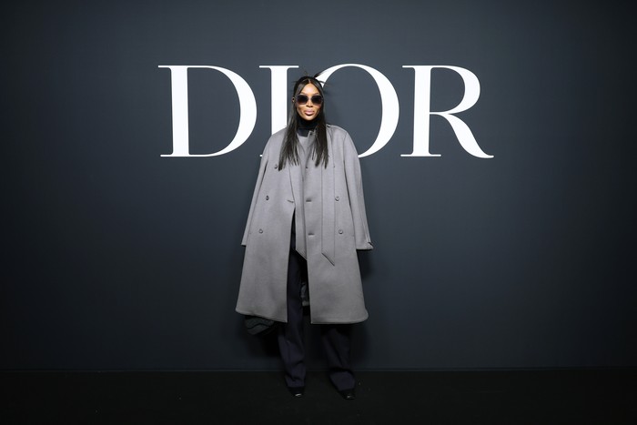 Naomi Campbell memilih bergaya boyish dalam kombinasi coat, kemeja, dan celana bernuansa monochrome. Foto: Getty Images for Christian Dior/Pascal Le Segretain