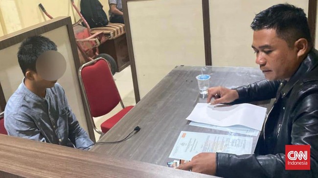 Warga Lampung Tebas Pergelangan Tangan Tetangga Buntut Cekcok Warga Lampung diduga membacok hingga pergelangan tangan kiri tetangganya putus setelah cekcok.