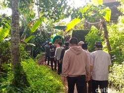 Air Mata Bocah Kuningan Lihat Ibu Ditandu ke Liang Lahad