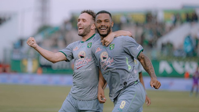 Persebaya Surabaya akan menghadapi Borneo FC pada laga sore ini. Berikut link live streaming Persebaya vs Borneo FC di Liga 1 2022/2023.
