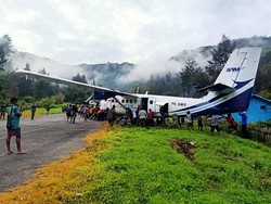 Warga Evakuasi Pesawat SAM Air yang Tergelincir di Beoga Papua