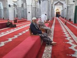 Kursi Sholat untuk Lansia di Masjid Taif Bikin Prof Tjandra Terinspirasi Hadirkan di Indonesia