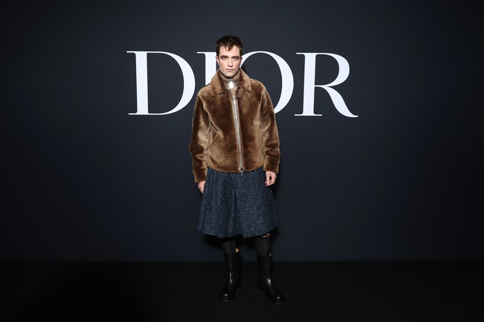 Robert Pattinson menampilkan sisi eksploratifnya dalam hal fashion dengan memakai kilt bersama jaket bergaya sporty. Foto: Getty Images for Christian Dior/Pascal Le Segretain