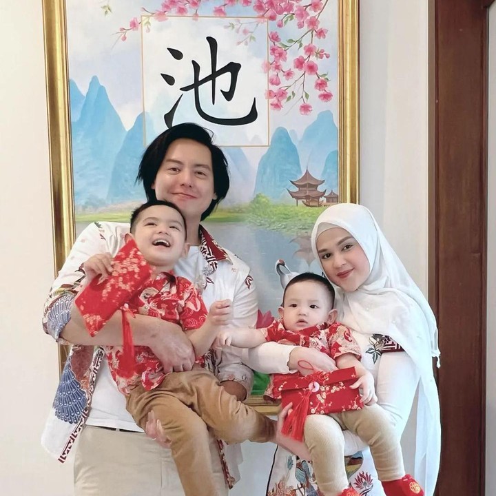 <p>Meski sudah menjadi mualaf, tak menghalangi Roger Danuarta untuk merayakan hari raya Imlek, Bunda. Melalui unggahannya, Roger dan Cut Meyriska tampak mengenakan pakaian berwarna putih, sementara kedua putranya mengenakan pakaian tradisional China berwarna merah yang melambangkan keberuntungan. "<em>Gong Xi Fa Cai, Xin nian kuai le, Nian nian you Yu, Shen ti jian kang, Wan sih ru yi, Sui sui ping an, Xian nian Jin bu</em>," tulisnya. (Foto: Instagram@rogerojey)</p>