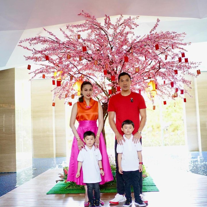 <p>Sandra Dewi merayakan Imlek di rumah bersama keluarga. Tak hanya itu, melalui unggahannya di media sosial, tampak keluarga yang satu ini mendekorasi rumahnya dengan pohon yang penuh angpai, Bunda. "<em>Gong Xi Fa Cai</em>," tulisnya, dikutip dari laman Instagram pribadi Sandra Dewi.<em> </em>(Foto: Instagram@sandradewi88)</p>