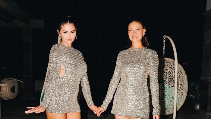 img-title Gaya Kompak Selena Gomez dan Nicola Peltz, dari Liburan Sampai Rayakan Ulang Tahun Bareng!