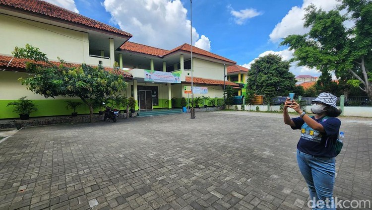 Peserta Walking Tour Ngojak Bekasi menengok kawasan lama yang saat ini menjadi Mapolresta Bekasi&comma; Jawa Barat&comma; Sabtu &lpar;21&sol;1&sol;2023&rpar;&period; Sejarahnya&comma; kawasan ini merupakan kantor distrik pada era penjajahan Belanda&period; Saat ini&comma; tinggal tersisa dua bangunan yang masih orisinil sejak zaman Belanda dan berfungsi menjadi rumah warga&period; Selebihnya sudah dibangun pusat pemerintahan dan sekolah&period;