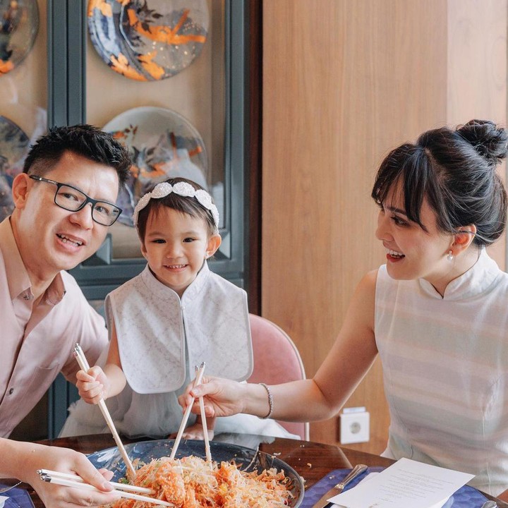 <p>Sama seperti para artis lainnya, Shandy Aulia merayakan Imlek tahun ini dengan makan bersama keluarga. Tak hanya itu saja, Shandy pun mengenakan pakaian senada dengan putri kecilnya. "<em>Gong Xi Fa Cai! Celebrate and rejoice for making it into another year. </em><em>May the coming New Year bring us joy, love, and peace</em>," tulis Shandy dalam unggahannya di media sosial. (Foto: Instagram@shandyaulia)</p>