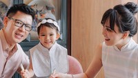 <p>Sama seperti para artis lainnya, Shandy Aulia merayakan Imlek tahun ini dengan makan bersama keluarga. Tak hanya itu saja, Shandy pun mengenakan pakaian senada dengan putri kecilnya. "<em>Gong Xi Fa Cai! Celebrate and rejoice for making it into another year. </em><em>May the coming New Year bring us joy, love, and peace</em>," tulis Shandy dalam unggahannya di media sosial. (Foto: Instagram@shandyaulia)</p>