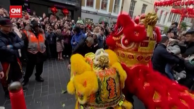 VIDEO: Rayakan Imlek, Puluhan Ribu Orang Padati China Town London