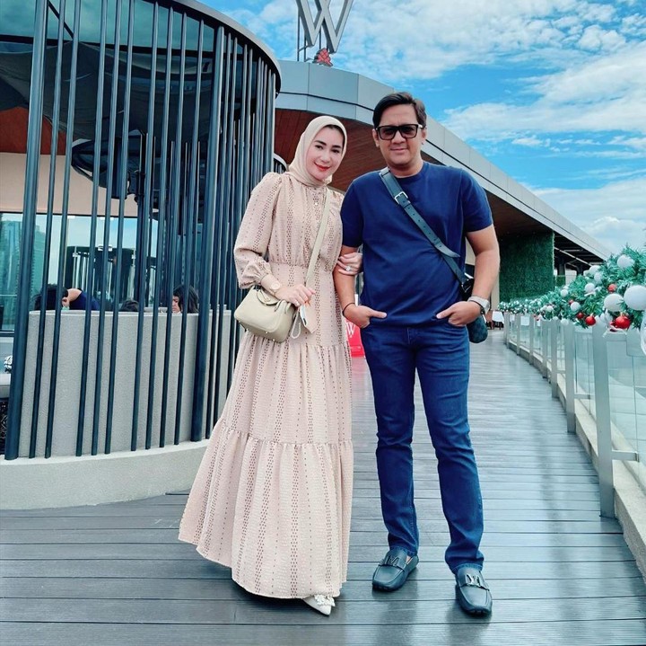 <p>Meski terbilang jarang mengumbar kemesraan di media sosial, pasangan ini tetap terlihat harmonis di setiap kesempatan. (Foto: Instagram @erintaulany)</p>