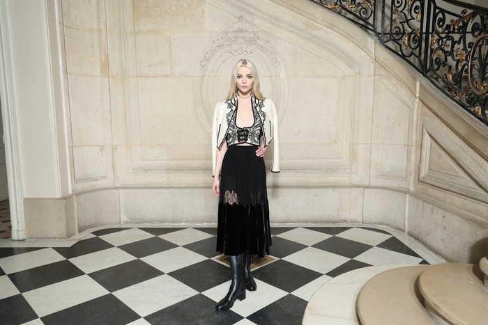 Sepatu boots memberi kontras boyish pada gaya serba feminin dari aktris Anya Taylor-Joy. Foto: Getty Images for Christian Dior/Pascal Le Segretain