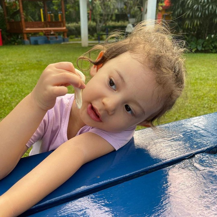 <p>Arabella juga sama seperti anak-anak pada umumnya, Bunda. Ia aktif bermain dan terlihat senang menghabiskan waktu di luar rumah. (Foto: Instagram @aurakasih)<br /><br /><br /></p>