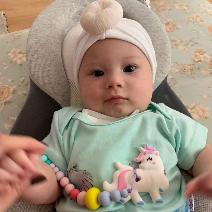 <p>Menikah dengan pria berdarah Brasil bernama Eryck Amaral, Aura Kasih melahirkan seorang anak perempuan bernama Arabella pada 16 Juni 2019, Bunda. (Foto: Instagram @aurakasih) <br /><br /><br /></p>