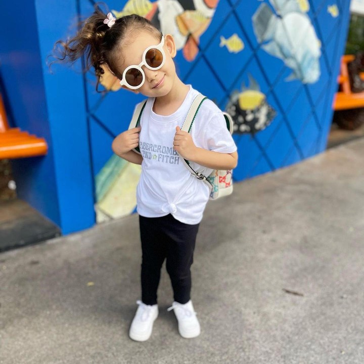<p>Seperti sang Bunda, Arabella juga jago bergaya saat di depan kamera nih, Bunda. Kira-kira, ia akan mengikuti jejak karier seperti sang ibunda atau enggak, ya? (Foto: Instagram @aurakasih)<br /><br /><br /></p>