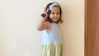 <p>Aura Kasih juga terbilang sering membagikan potret buah hatinya di media sosial Instagram. Aktris sekaligus model kelahiran 35 tahun silam ini meluapkan kegemasannya pada sang putri melalui <em>caption</em>. "Senyum terpaksa..." tulisnya melalui akun @aurakasih. (Foto: Instagram @aurakasih)<br /><br /><br /></p>
