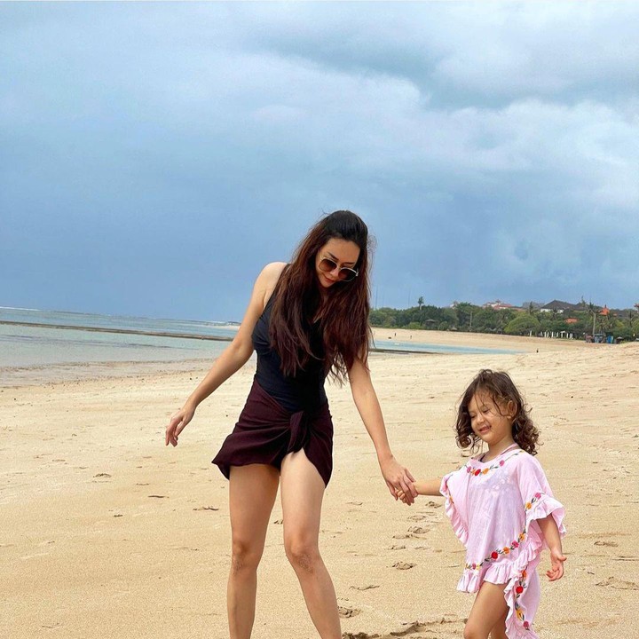 <p>Enggak terasa, kini Arabella hampir berusia 4 tahun, Bunda. Bahkan, netizen yang mengikuti tumbuh kembangnya melalui media sosial sang ibunda tak menyangka bahwa Arabella sudah semakin besar.<em> "Ehhhh udah gede ajaaaaa..."</em> ujar akun @nyawn*****. (Foto: Instagram @aurakasih)<br /><br /><br /></p>