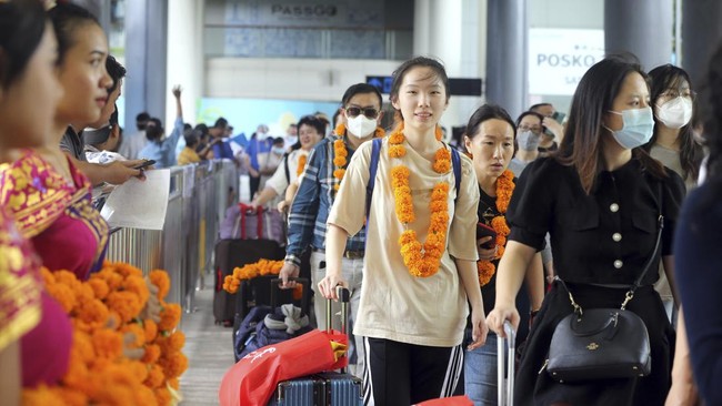China akan mengeluarkan berbagai visa untuk orang asing, mencabut pembatasan besar-besaran yang berlaku sejak mewabahnya pandemi Covid-19.