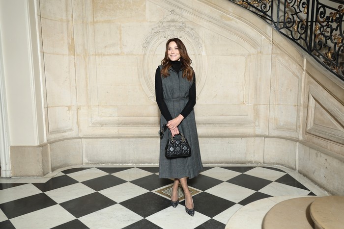 Model dan mantan Ibu Negara Prancis, Carla Bruni membuktikan kombinasi warna abu-abu dan hitam tak pernah gagal untuk tampilan yang klasik dan modis.Foto: Getty Images for Christian Dior/Pascal Le Segretain