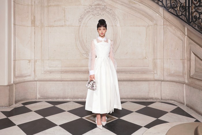 Jisoo tampil feminin mengenakan busana serba putih dari koleksi Dior haute couture fall 2022. Foto: Getty Images for Christian Dior/Pascal Le Segretain