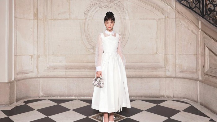 PARIS, FRANCE - JANUARY 23: Jisoo attends the Christian Dior Haute Couture Spring Summer 2023 show as part of Paris Fashion Week  on January 23, 2023 in Paris, France. (Photo by Pascal Le Segretain/Getty Images for Christian Dior)