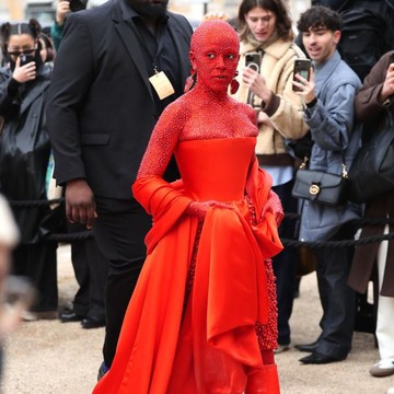 img-title Tubuh Dicat Merah dan Bertabur 30.000 Swarovski, Doja Cat Tak Dikenali di Show Schiaparelli!