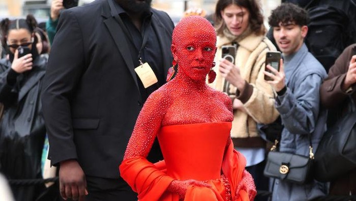img-title Tubuh Dicat Merah dan Bertabur 30.000 Swarovski, Doja Cat Tak Dikenali di Show Schiaparelli!
