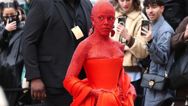 Bukan cuma Kylie Jenner dengan gaun kepala singanya yang mencuri perhatian saat show couture Schiaparelli, tapi juga penyanyi Doja Cat.