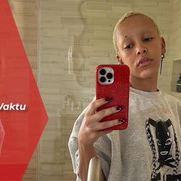 Doja Cat Tampil Serba Merah Dihiasi 30 Ribu Swarovski di Paris Fashion Week