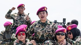 Ikut Simulasi Perang, Puan Perempuan Pertama Warga Kehormatan Marinir