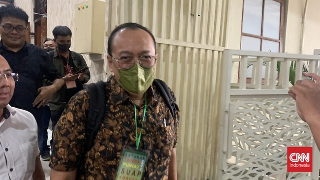 Dari enam tersangka Tragedi Kanjuruhan Malang, satu orang yakni Eks Dirut LIB Akhmad Hadian Lukita belum diseret ke pengadilan dan bebas dari tahanan polisi.