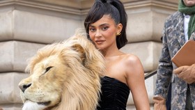 FOTO: Heboh Kylie Jenner Pakai Gaun Kepala Singa
