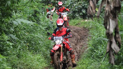 Adab Bikers Motor Trail Saat Trabasan Hindari Tersesat di Hutan