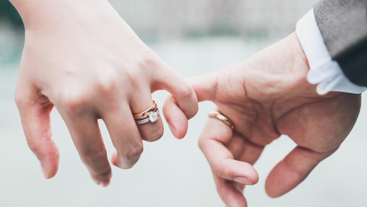 Ilustrasi Fakta Permintaan Pernikahan Dini Unrecognizable newlywed couple doing a pinky promise