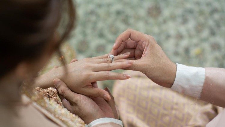 Ilustrasi Fakta Permintaan Pernikahan Dini wear a ring, wedding ring, love couple