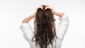 Ini yang Terjadi Jika Tidur dengan Rambut Basah