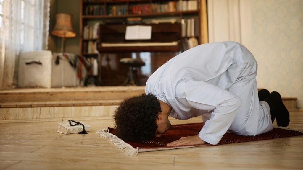 Sholat Sambil Nahan Pipis, Bagaimana Hukumnya?